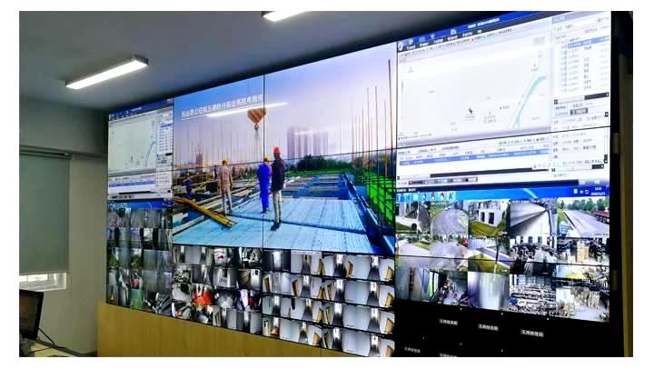 A 55-inch LCD splicing screen is used in the control room of a group in Hunan Province.